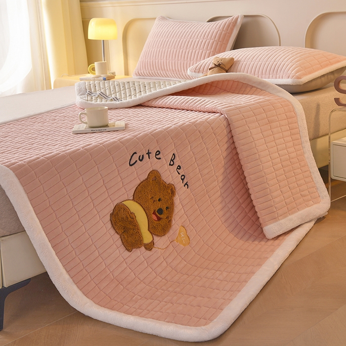 91家纺网 家纺一手货源 找家纺 悠米悠家 2025新款牛奶绒夹棉加厚床褥-小狗 小熊系列 小熊-粉色