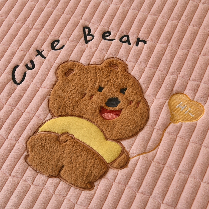 91家纺网 家纺一手货源 找家纺 悠米悠家 2025新款牛奶绒夹棉加厚床褥-小狗 小熊系列 小熊-粉色