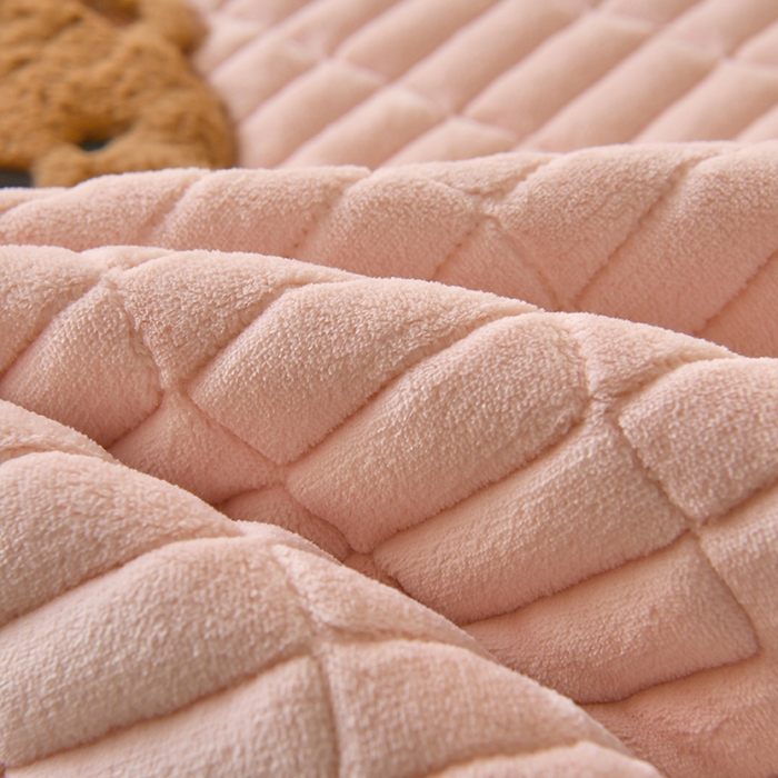 91家纺网 家纺一手货源 找家纺 悠米悠家 2025新款牛奶绒夹棉加厚床褥-小狗 小熊系列 小熊-粉色