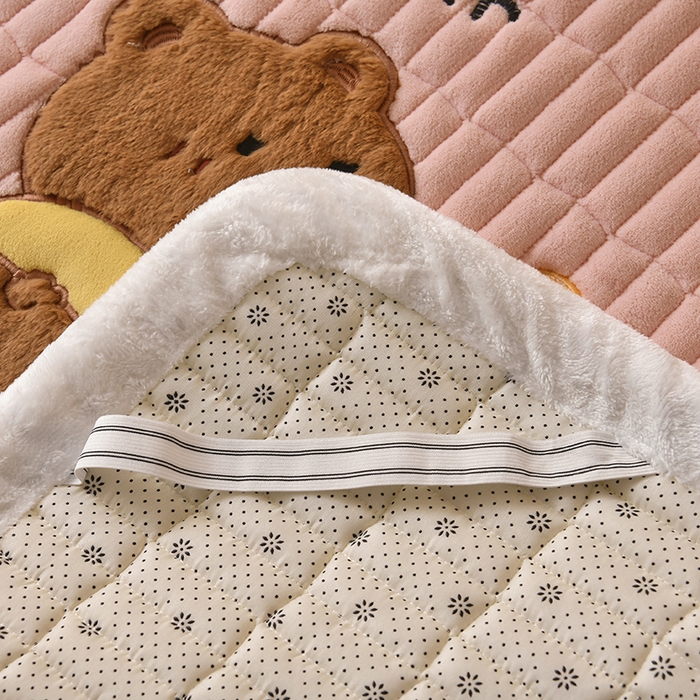 91家纺网 家纺一手货源 找家纺 悠米悠家 2025新款牛奶绒夹棉加厚床褥-小狗 小熊系列 小熊-粉色