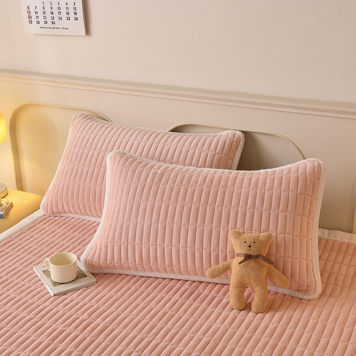 91家纺网 家纺一手货源 找家纺 悠米悠家 2025新款牛奶绒夹棉加厚床褥-小狗 小熊系列 小熊-粉色