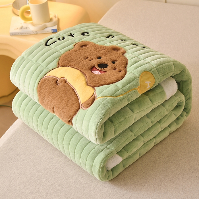 91家纺网 家纺一手货源 找家纺 悠米悠家 2025新款牛奶绒夹棉加厚床褥-小狗 小熊系列 小熊-绿色