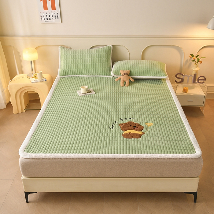 91家纺网 家纺一手货源 找家纺 悠米悠家 2025新款牛奶绒夹棉加厚床褥-小狗 小熊系列 小熊-绿色