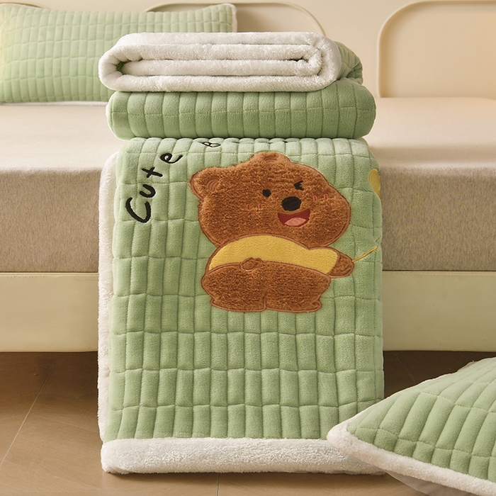 91家纺网 家纺一手货源 找家纺 悠米悠家 2025新款牛奶绒夹棉加厚床褥-小狗 小熊系列 小熊-绿色