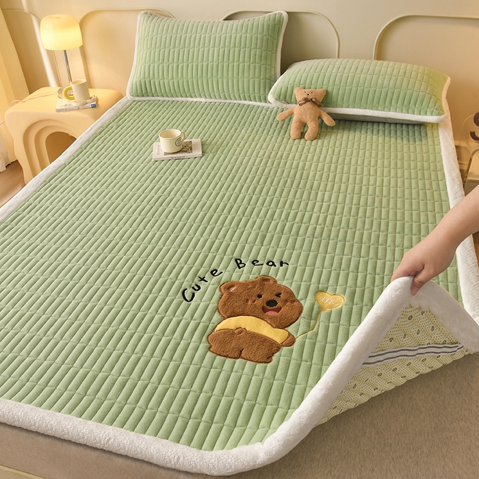 91家纺网 家纺一手货源 找家纺 悠米悠家 2025新款牛奶绒夹棉加厚床褥-小狗 小熊系列 小熊-绿色