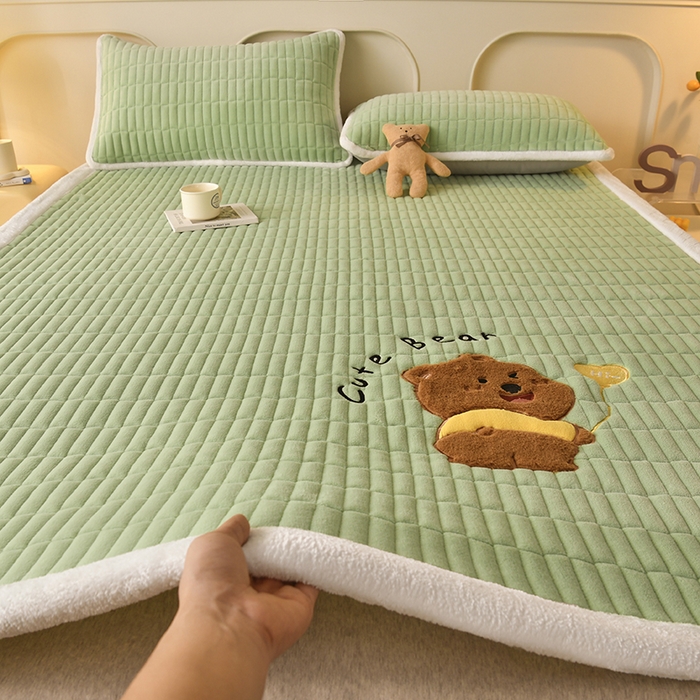 91家纺网 家纺一手货源 找家纺 悠米悠家 2025新款牛奶绒夹棉加厚床褥-小狗 小熊系列 小熊-绿色