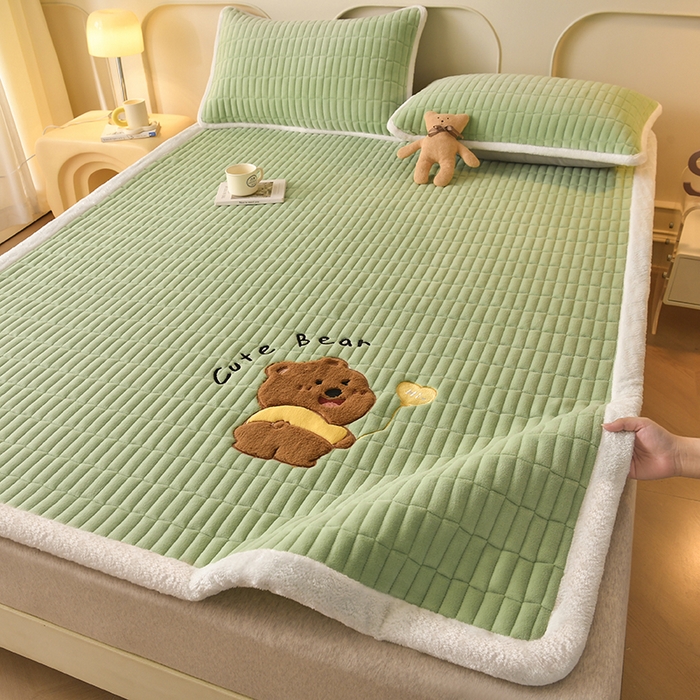 91家纺网 家纺一手货源 找家纺 悠米悠家 2025新款牛奶绒夹棉加厚床褥-小狗 小熊系列 小熊-绿色
