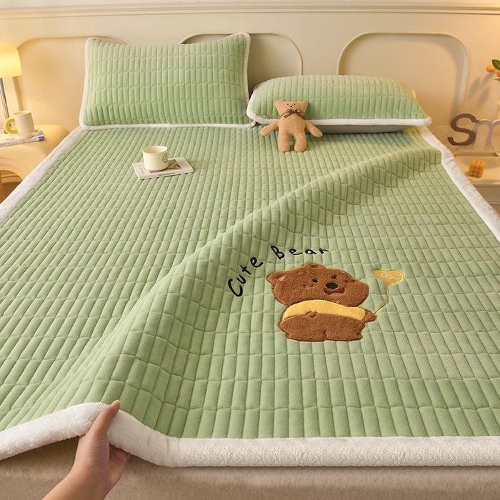 91家纺网 家纺一手货源 找家纺 悠米悠家 2025新款牛奶绒夹棉加厚床褥-小狗 小熊系列 小熊-绿色