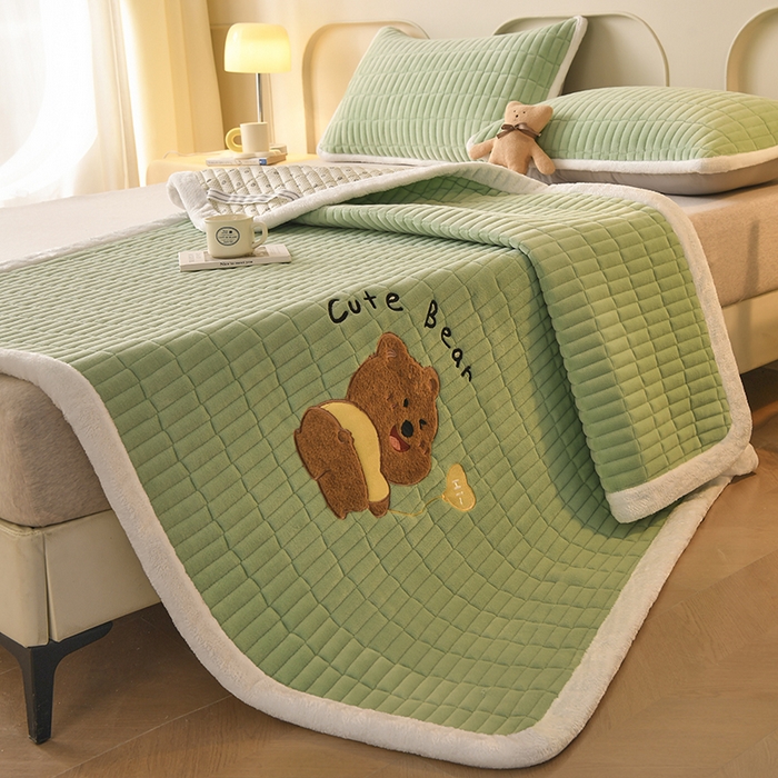 91家纺网 家纺一手货源 找家纺 悠米悠家 2025新款牛奶绒夹棉加厚床褥-小狗 小熊系列 小熊-绿色