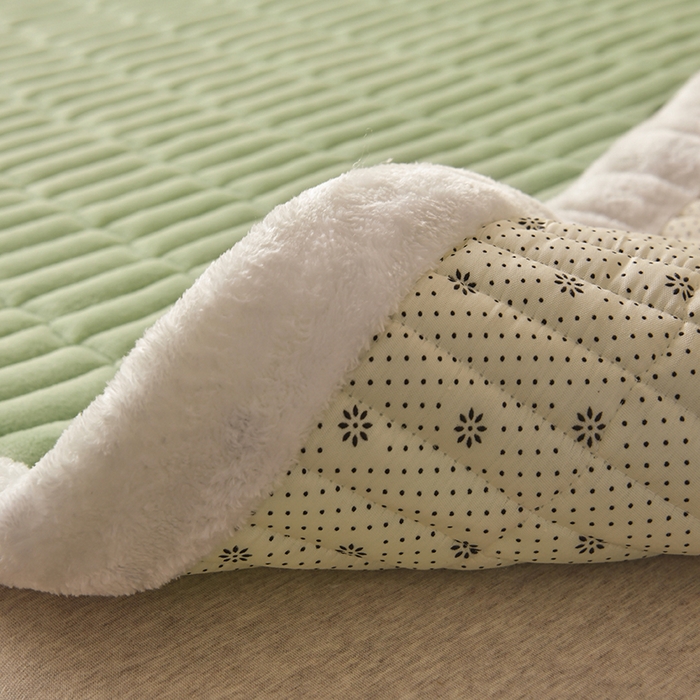 91家纺网 家纺一手货源 找家纺 悠米悠家 2025新款牛奶绒夹棉加厚床褥-小狗 小熊系列 小熊-绿色