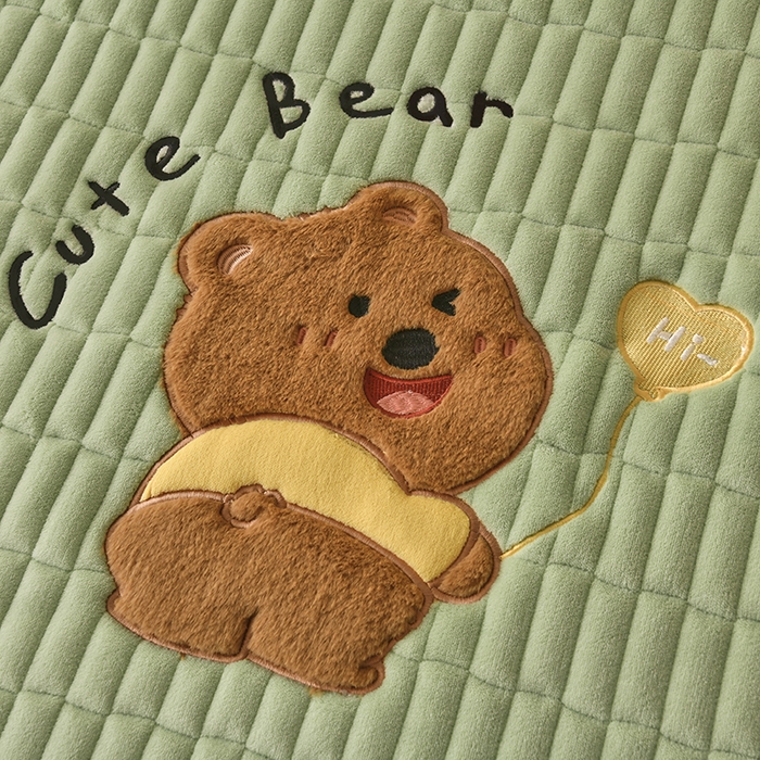 91家纺网 家纺一手货源 找家纺 悠米悠家 2025新款牛奶绒夹棉加厚床褥-小狗 小熊系列 小熊-绿色