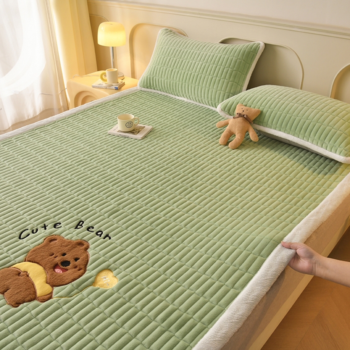 91家纺网 家纺一手货源 找家纺 悠米悠家 2025新款牛奶绒夹棉加厚床褥-小狗 小熊系列 小熊-绿色