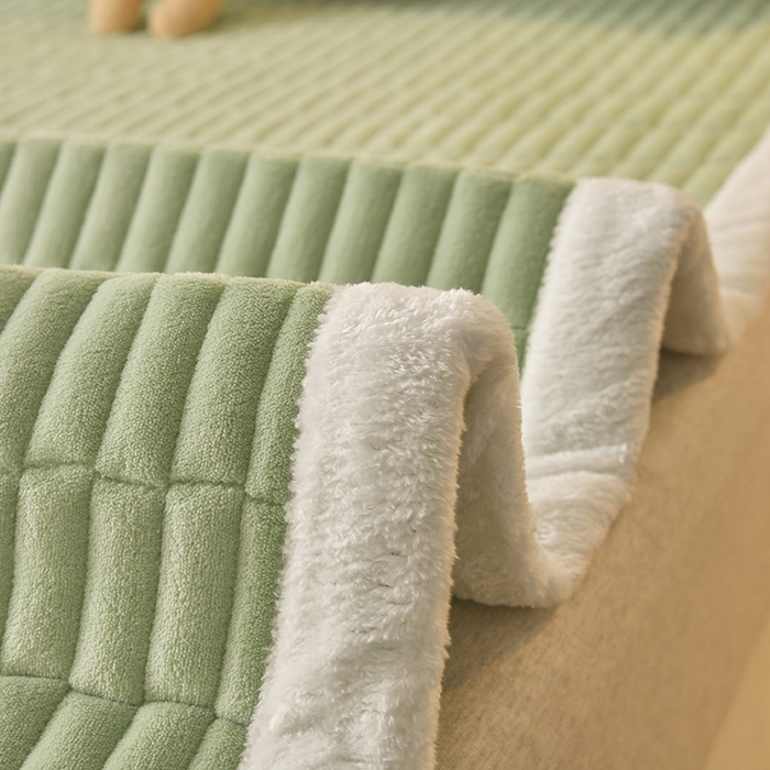 91家纺网 家纺一手货源 找家纺 悠米悠家 2025新款牛奶绒夹棉加厚床褥-小狗 小熊系列 小熊-绿色