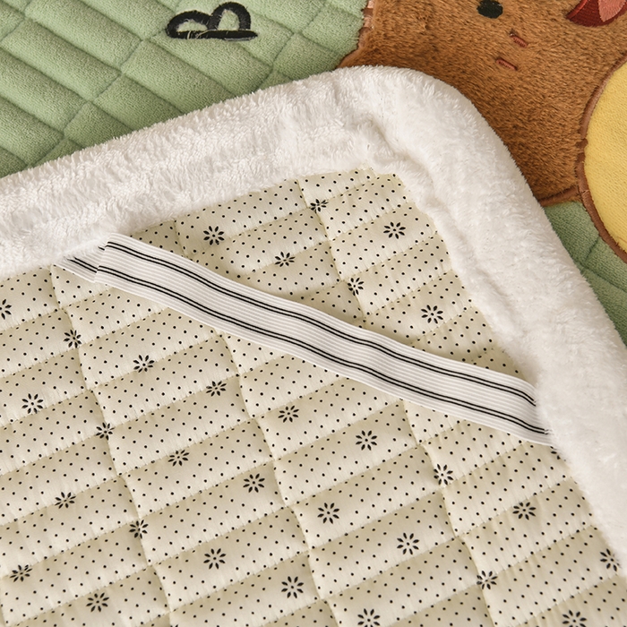 91家纺网 家纺一手货源 找家纺 悠米悠家 2025新款牛奶绒夹棉加厚床褥-小狗 小熊系列 小熊-绿色