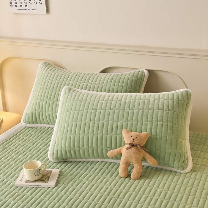 91家纺网 家纺一手货源 找家纺 悠米悠家 2025新款牛奶绒夹棉加厚床褥-小狗 小熊系列 小熊-绿色