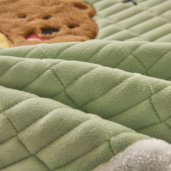 91家纺网 家纺一手货源 找家纺 悠米悠家 2025新款牛奶绒夹棉加厚床褥-小狗 小熊系列 小熊-绿色