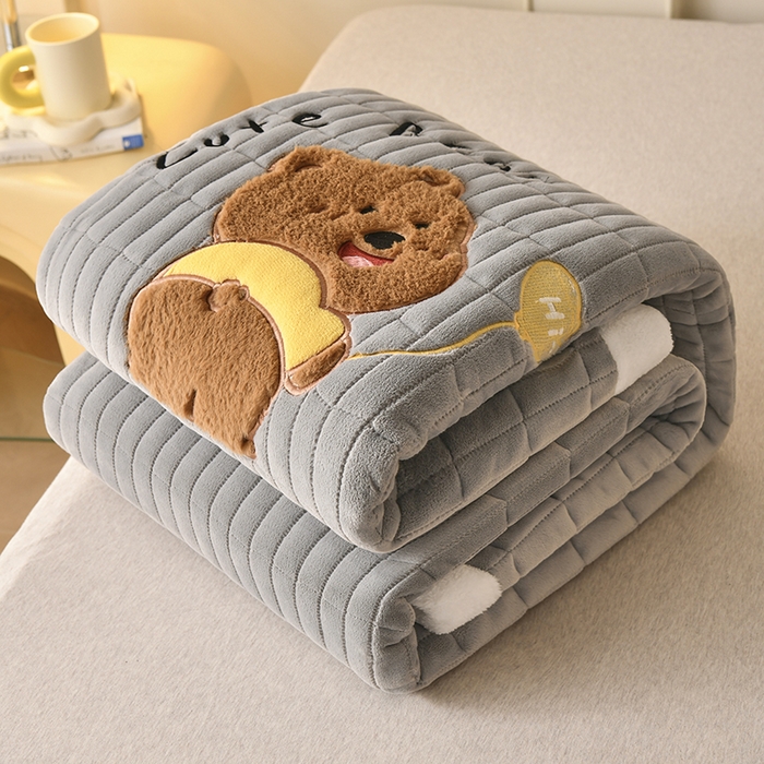 91家纺网 家纺一手货源 找家纺 悠米悠家 2025新款牛奶绒夹棉加厚床褥-小狗 小熊系列 小熊-灰色
