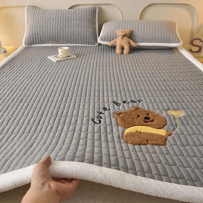 91家纺网 家纺一手货源 找家纺 悠米悠家 2025新款牛奶绒夹棉加厚床褥-小狗 小熊系列 小熊-灰色