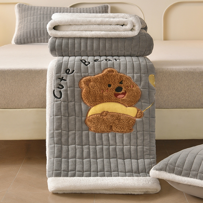 91家纺网 家纺一手货源 找家纺 悠米悠家 2025新款牛奶绒夹棉加厚床褥-小狗 小熊系列 小熊-灰色