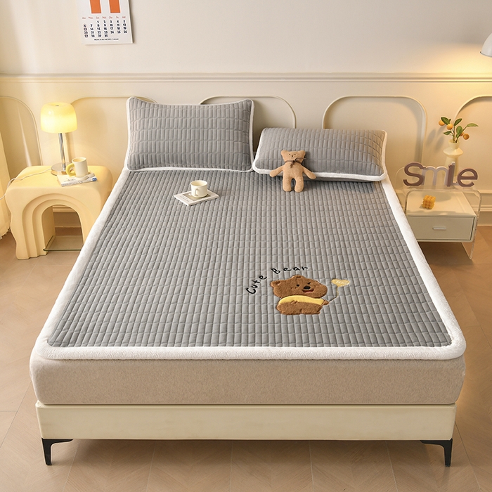 91家纺网 家纺一手货源 找家纺 悠米悠家 2025新款牛奶绒夹棉加厚床褥-小狗 小熊系列 小熊-灰色