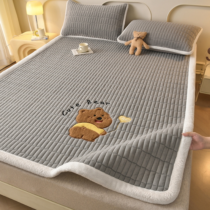 91家纺网 家纺一手货源 找家纺 悠米悠家 2025新款牛奶绒夹棉加厚床褥-小狗 小熊系列 小熊-灰色