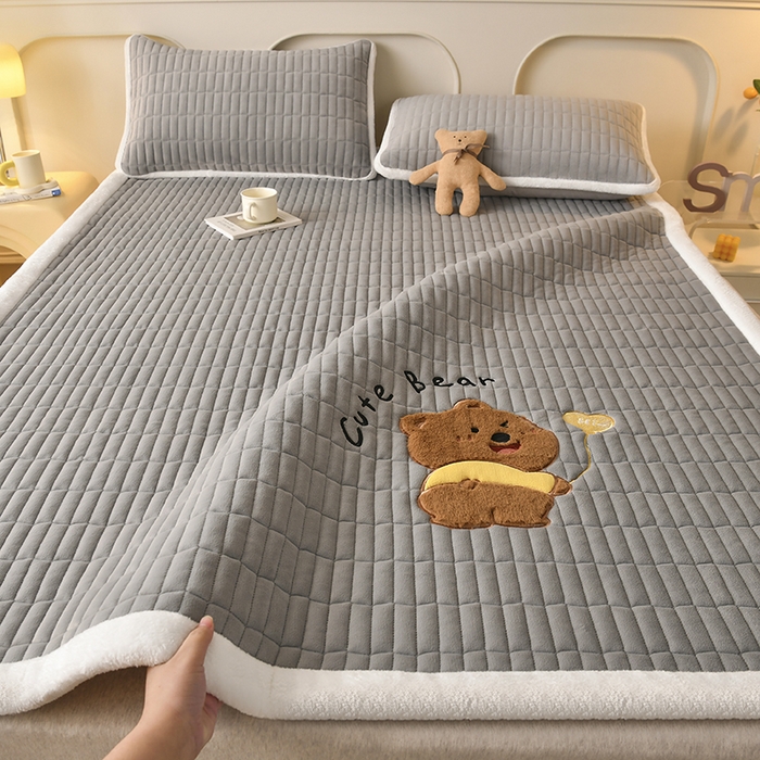 91家纺网 家纺一手货源 找家纺 悠米悠家 2025新款牛奶绒夹棉加厚床褥-小狗 小熊系列 小熊-灰色