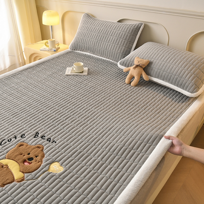 91家纺网 家纺一手货源 找家纺 悠米悠家 2025新款牛奶绒夹棉加厚床褥-小狗 小熊系列 小熊-灰色