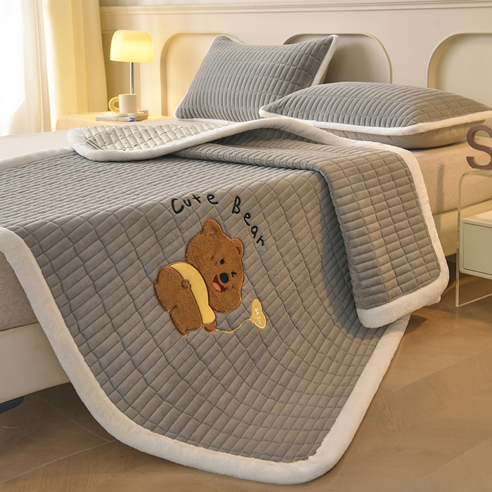 91家纺网 家纺一手货源 找家纺 悠米悠家 2025新款牛奶绒夹棉加厚床褥-小狗 小熊系列 小熊-灰色