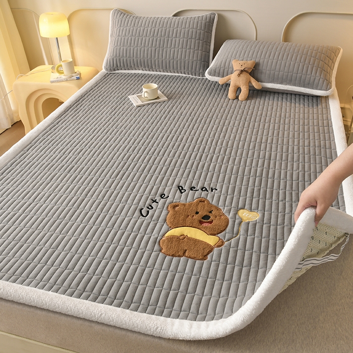 91家纺网 家纺一手货源 找家纺 悠米悠家 2025新款牛奶绒夹棉加厚床褥-小狗 小熊系列 小熊-灰色