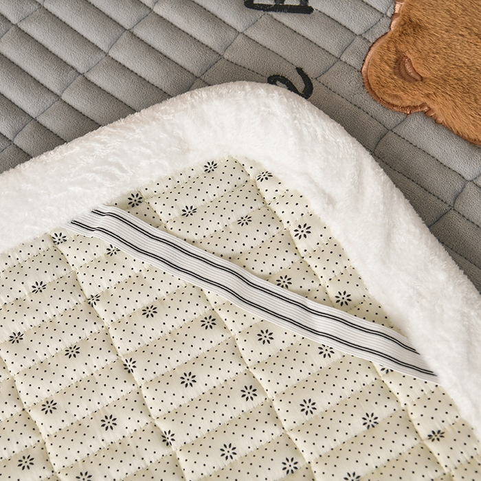 91家纺网 家纺一手货源 找家纺 悠米悠家 2025新款牛奶绒夹棉加厚床褥-小狗 小熊系列 小熊-灰色