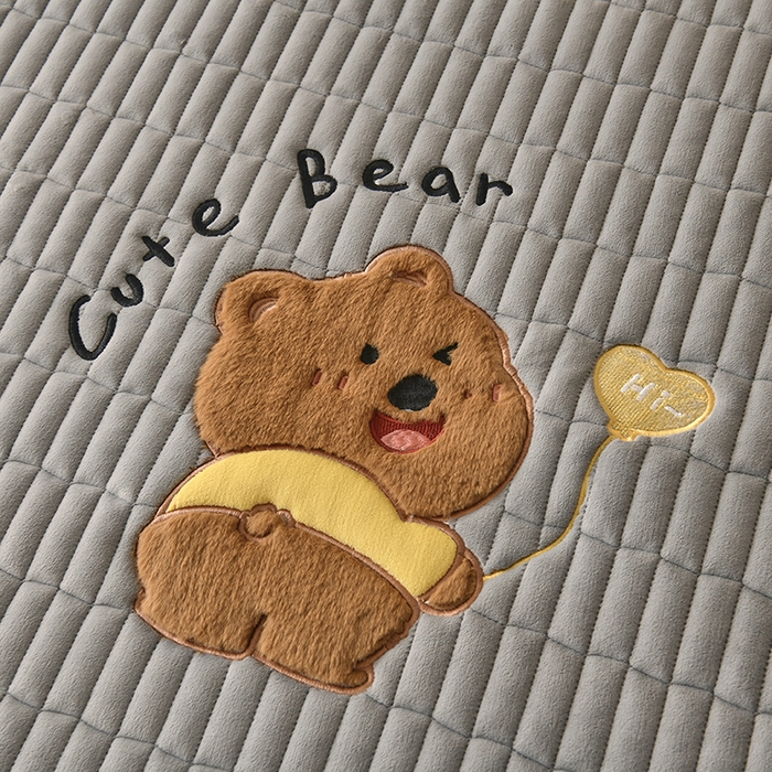 91家纺网 家纺一手货源 找家纺 悠米悠家 2025新款牛奶绒夹棉加厚床褥-小狗 小熊系列 小熊-灰色