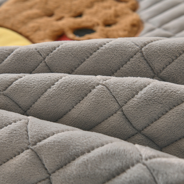 91家纺网 家纺一手货源 找家纺 悠米悠家 2025新款牛奶绒夹棉加厚床褥-小狗 小熊系列 小熊-灰色