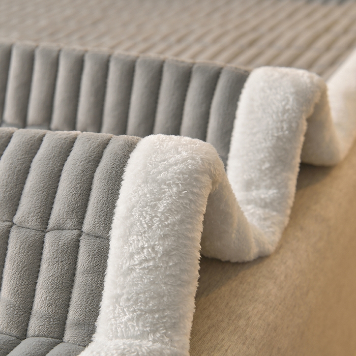 91家纺网 家纺一手货源 找家纺 悠米悠家 2025新款牛奶绒夹棉加厚床褥-小狗 小熊系列 小熊-灰色