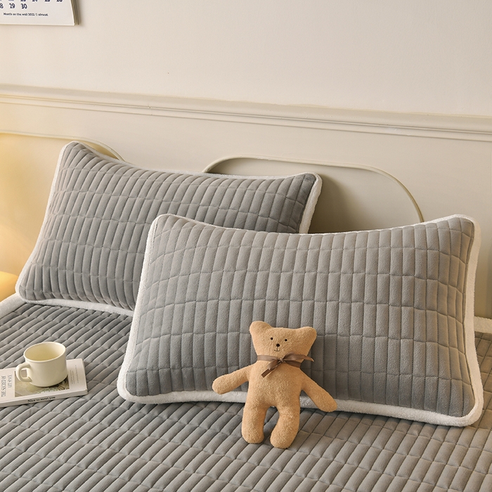 91家纺网 家纺一手货源 找家纺 悠米悠家 2025新款牛奶绒夹棉加厚床褥-小狗 小熊系列 小熊-灰色