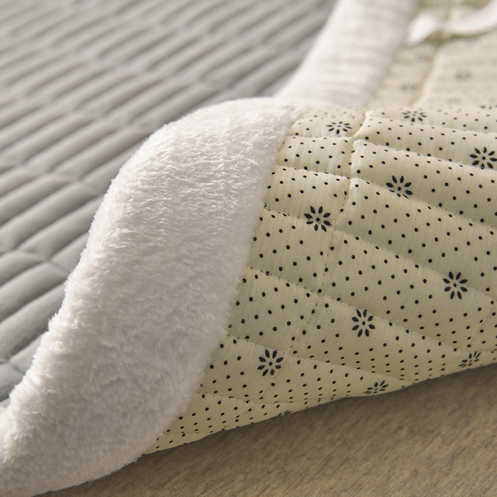 91家纺网 家纺一手货源 找家纺 悠米悠家 2025新款牛奶绒夹棉加厚床褥-小狗 小熊系列 小熊-灰色