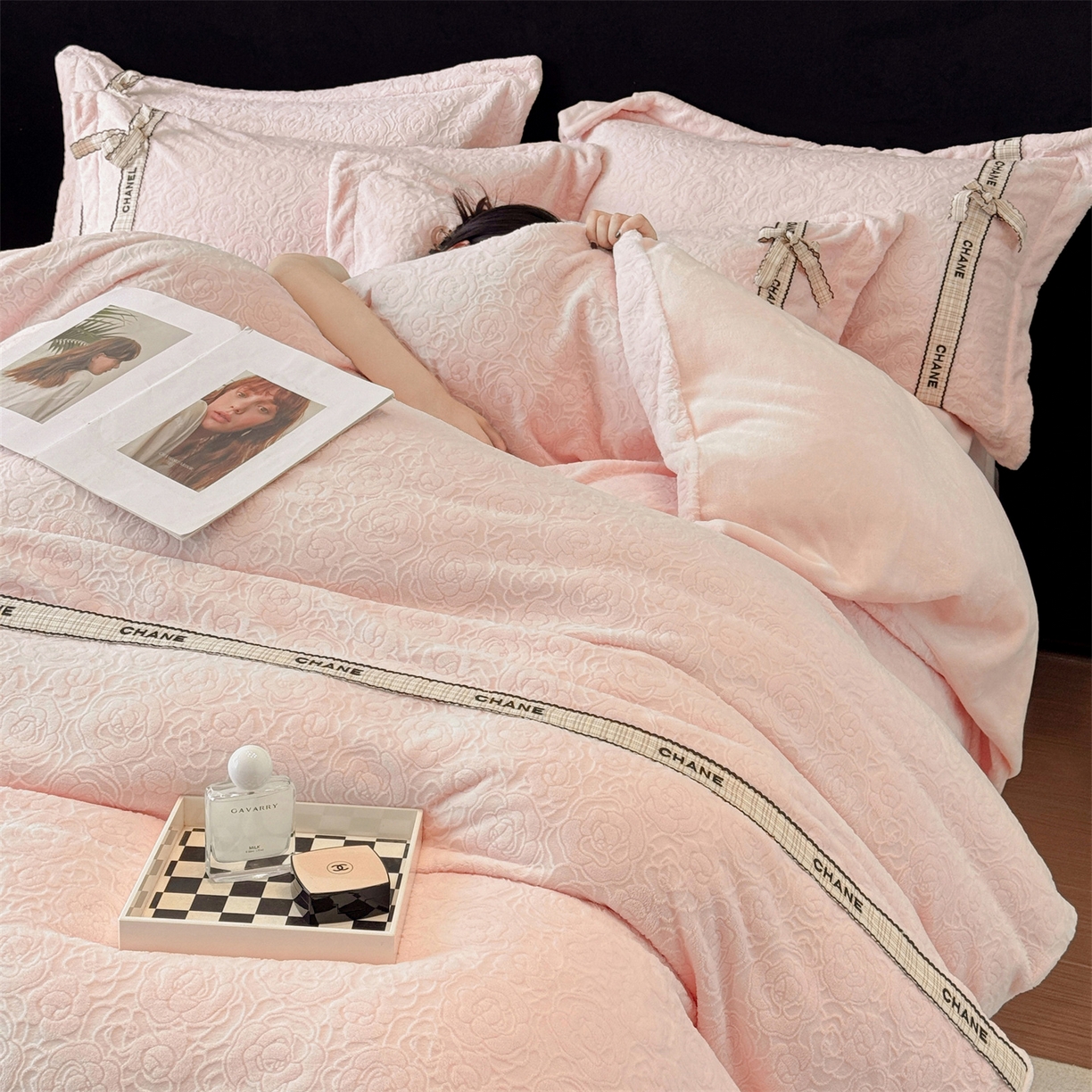 91家纺网 家纺一手货源 找家纺 （总）大米家居 2025新款蝴蝶结丝带230克全消光牛奶绒雕花绒四件套-山茶花影系列