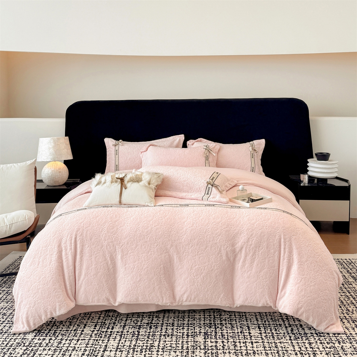 91家纺网 家纺一手货源 找家纺 （总）大米家居 2025新款蝴蝶结丝带230克全消光牛奶绒雕花绒四件套-山茶花影系列