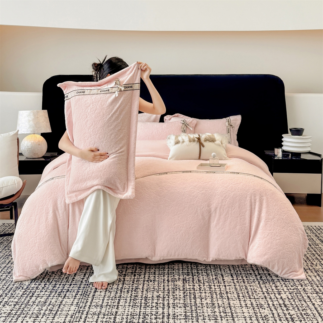 91家纺网 家纺一手货源 找家纺 （总）大米家居 2025新款蝴蝶结丝带230克全消光牛奶绒雕花绒四件套-山茶花影系列