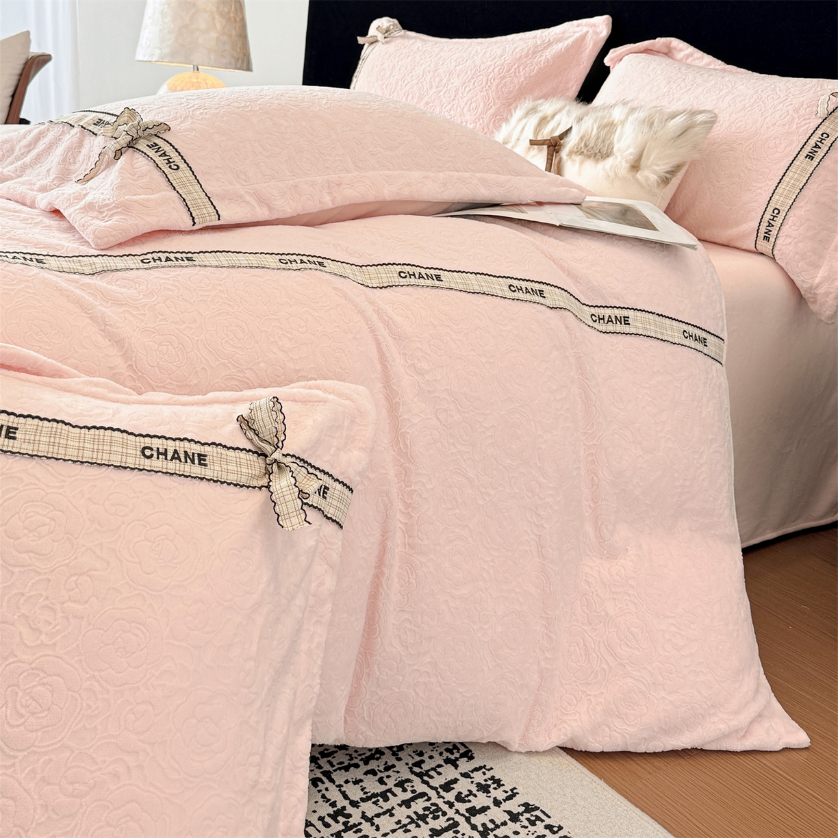 91家纺网 家纺一手货源 找家纺 （总）大米家居 2025新款蝴蝶结丝带230克全消光牛奶绒雕花绒四件套-山茶花影系列