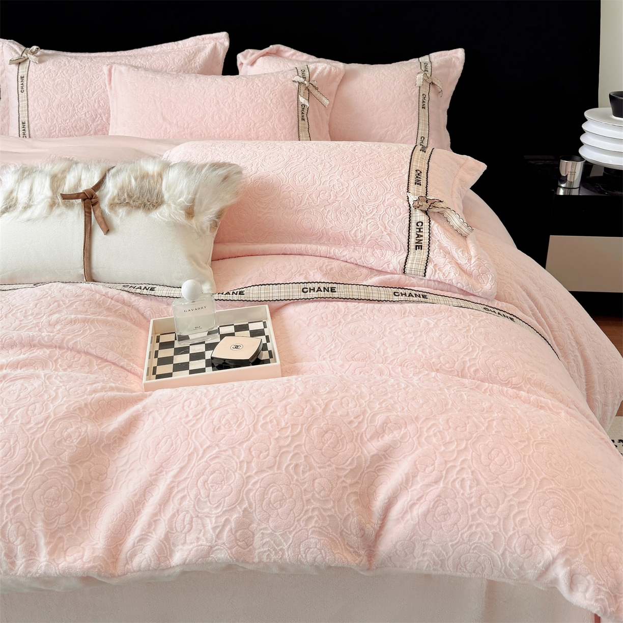 91家纺网 家纺一手货源 找家纺 （总）大米家居 2025新款蝴蝶结丝带230克全消光牛奶绒雕花绒四件套-山茶花影系列