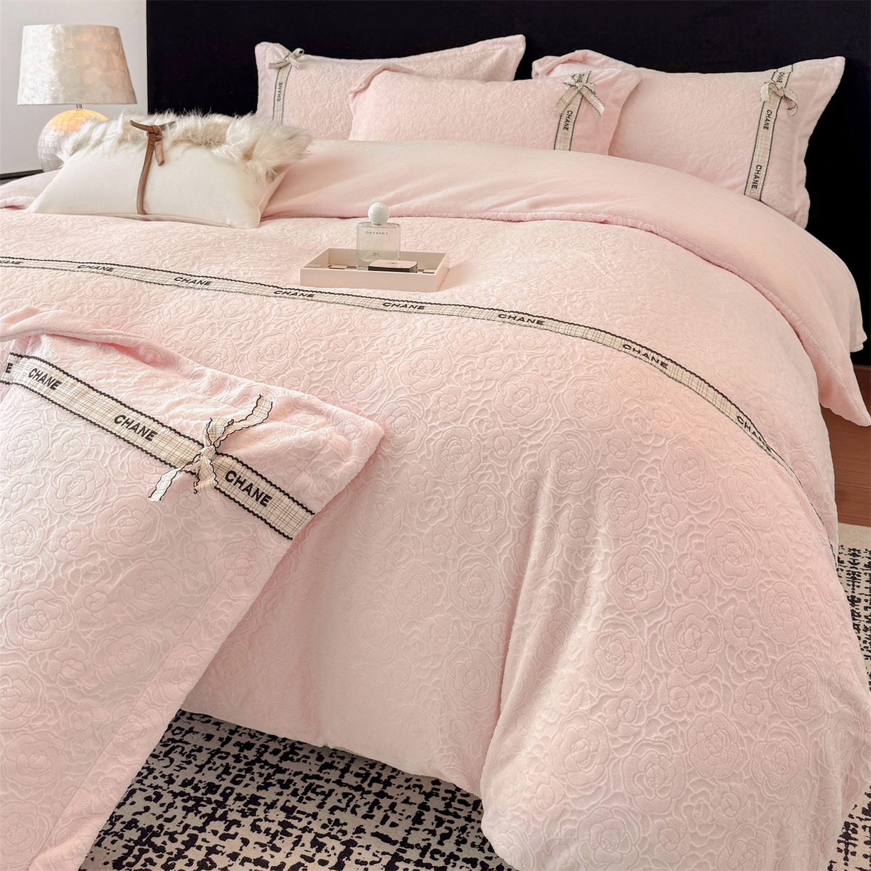 91家纺网 家纺一手货源 找家纺 （总）大米家居 2025新款雕花绒拼角嵌绳系列四件套