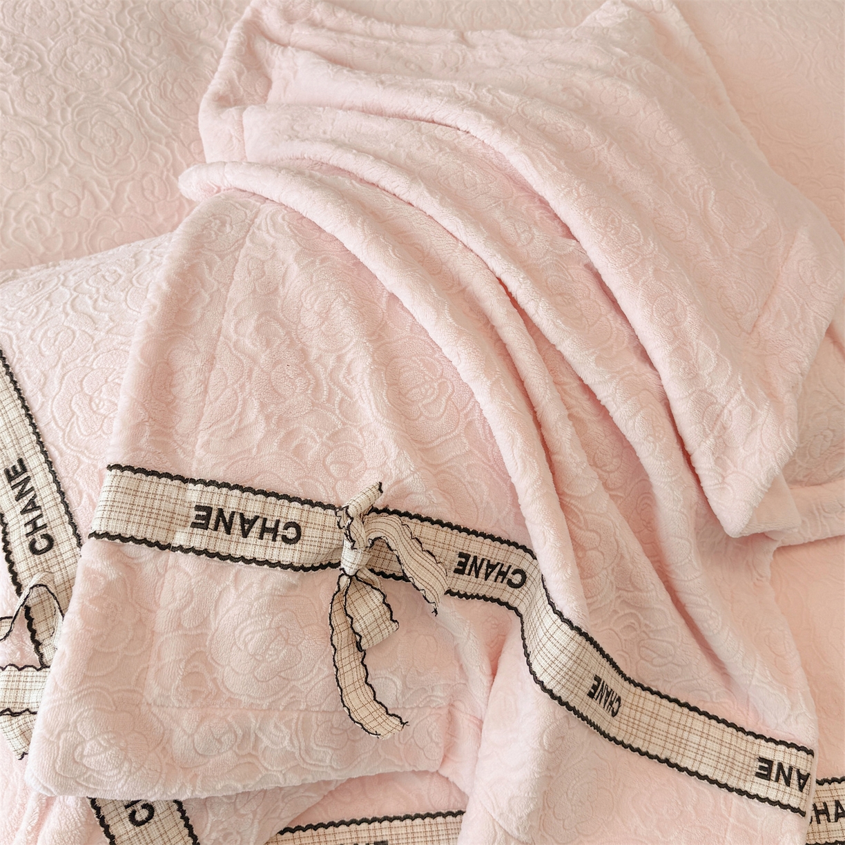 91家纺网 家纺一手货源 找家纺 （总）大米家居 2025新款蝴蝶结丝带230克全消光牛奶绒雕花绒四件套-山茶花影系列