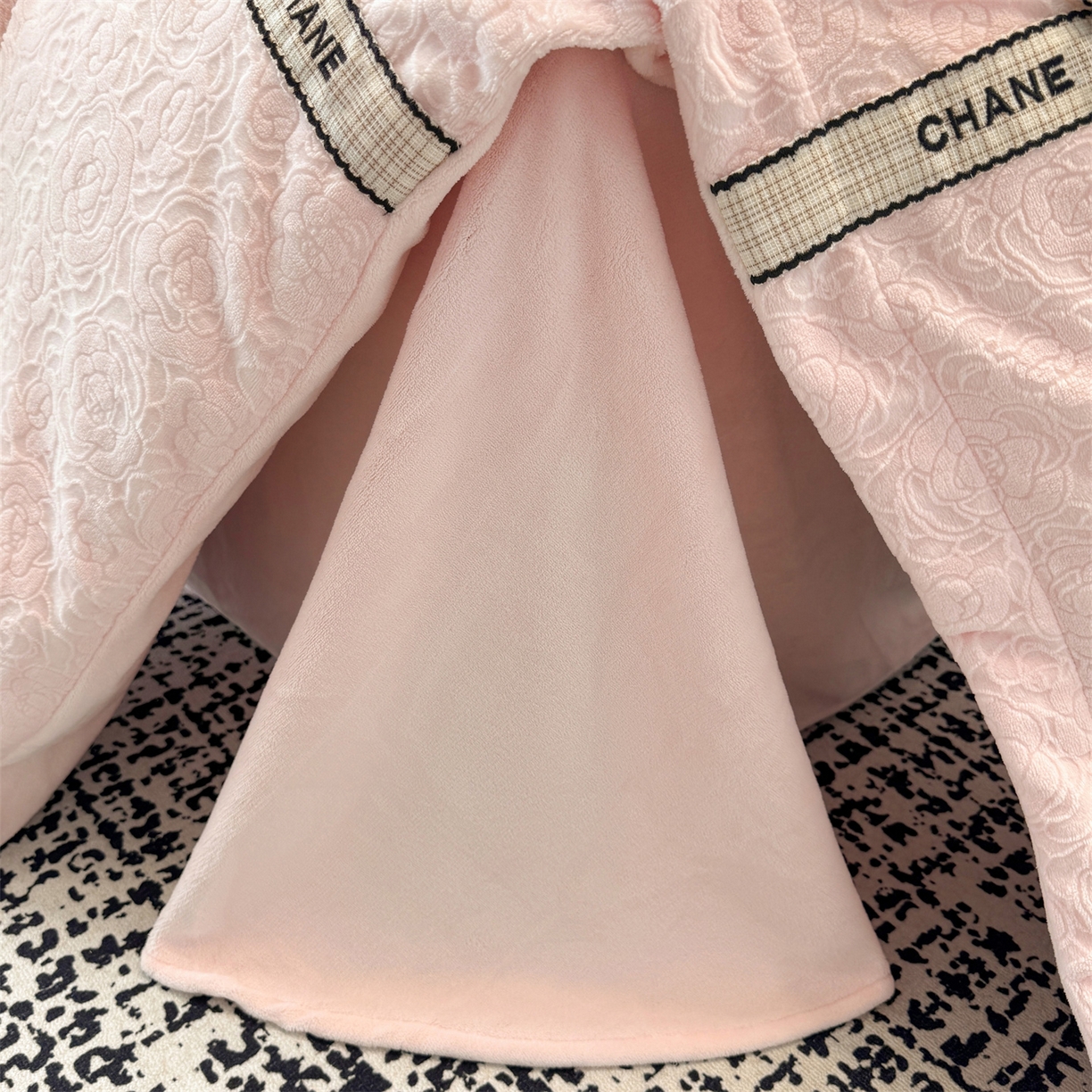 91家纺网 家纺一手货源 找家纺 （总）大米家居 2025新款蝴蝶结丝带230克全消光牛奶绒雕花绒四件套-山茶花影系列