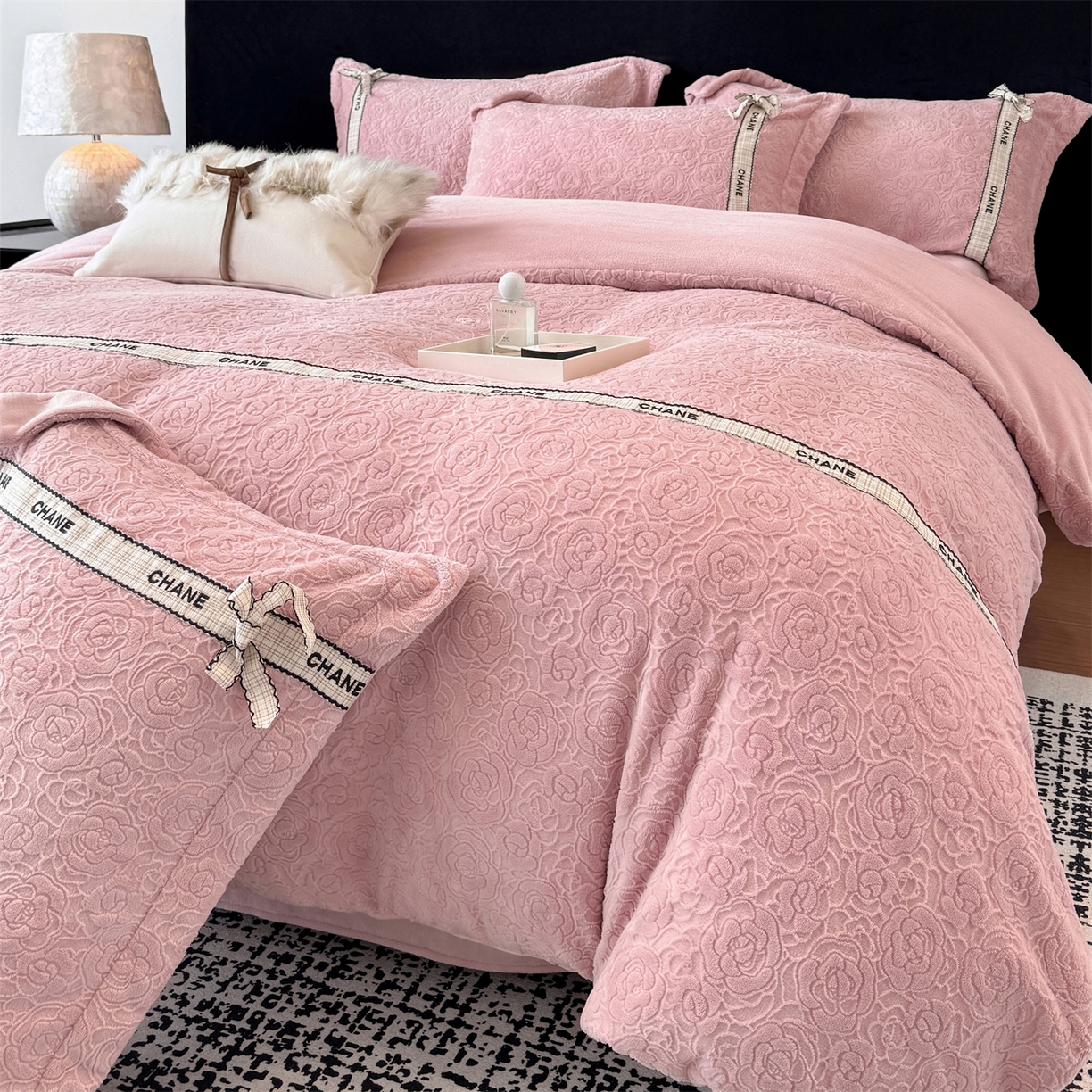 91家纺网 家纺一手货源 找家纺 大米家居 2025新款蝴蝶结丝带230克全消光牛奶绒雕花绒四件套-山茶花影系列 山茶花影-珊瑚粉