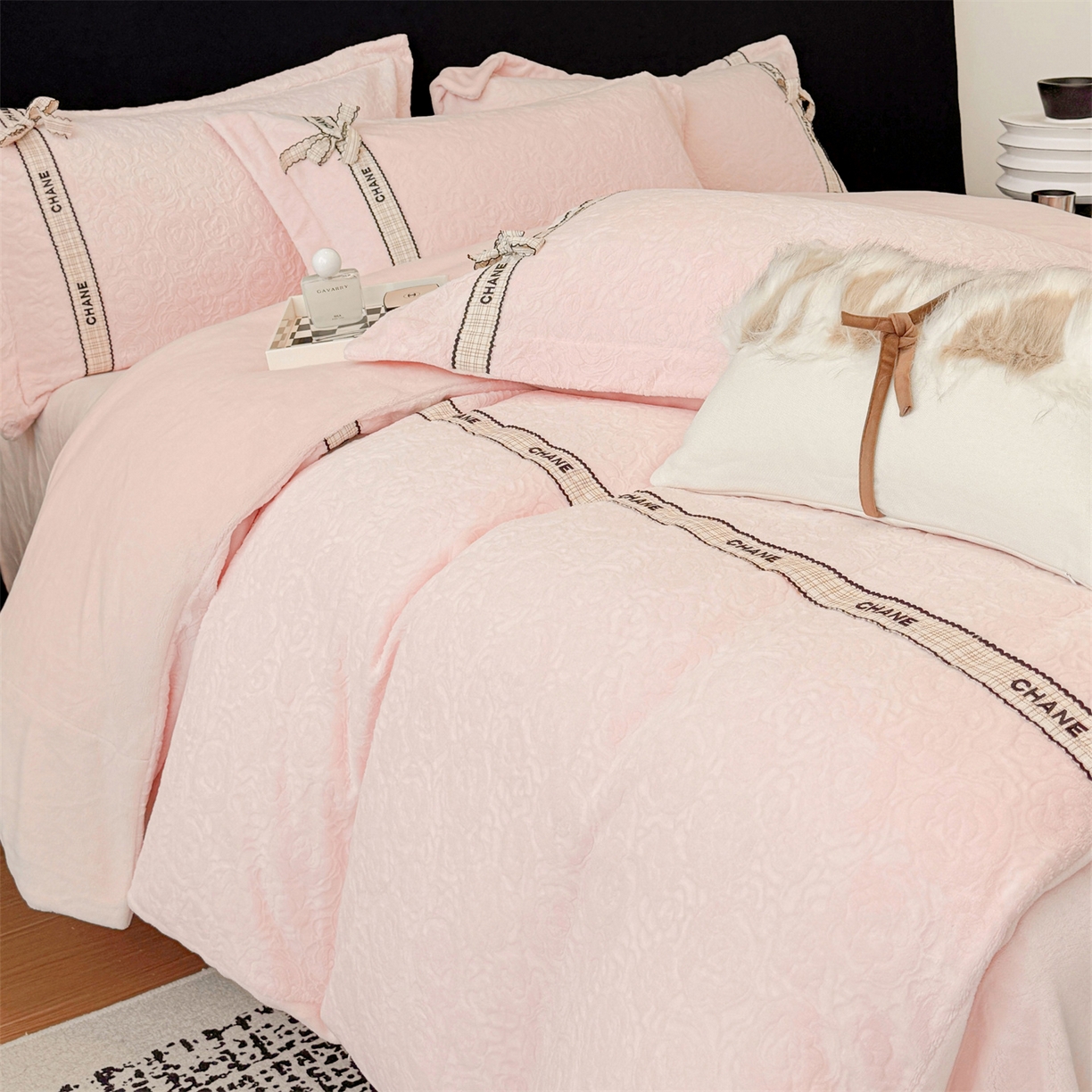 91家纺网 家纺一手货源 找家纺 大米家居 2025新款蝴蝶结丝带230克全消光牛奶绒雕花绒四件套-山茶花影系列 山茶花影-奶杏粉