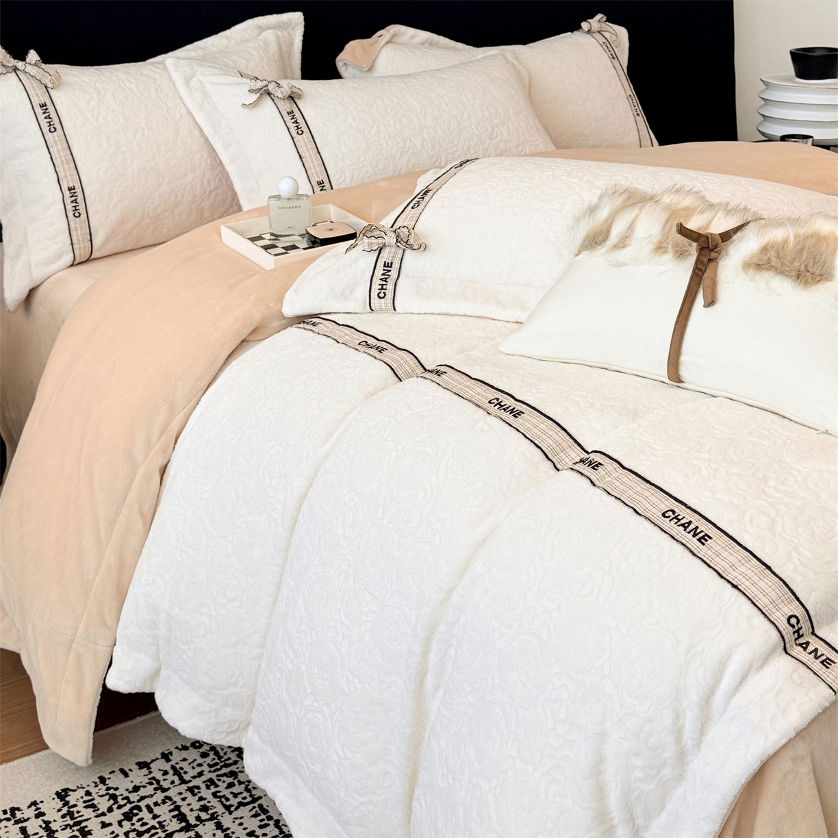 91家纺网 家纺一手货源 找家纺 大米家居 2025新款蝴蝶结丝带230克全消光牛奶绒雕花绒四件套-山茶花影系列 山茶花影-月绒白