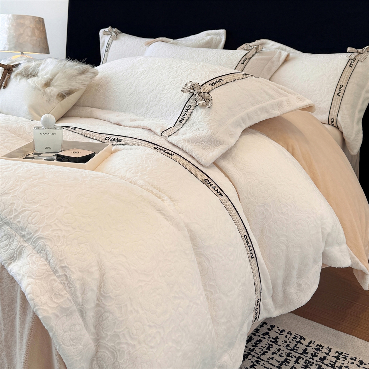 91家纺网 家纺一手货源 找家纺 大米家居 2025新款蝴蝶结丝带230克全消光牛奶绒雕花绒四件套-山茶花影系列 山茶花影-月绒白