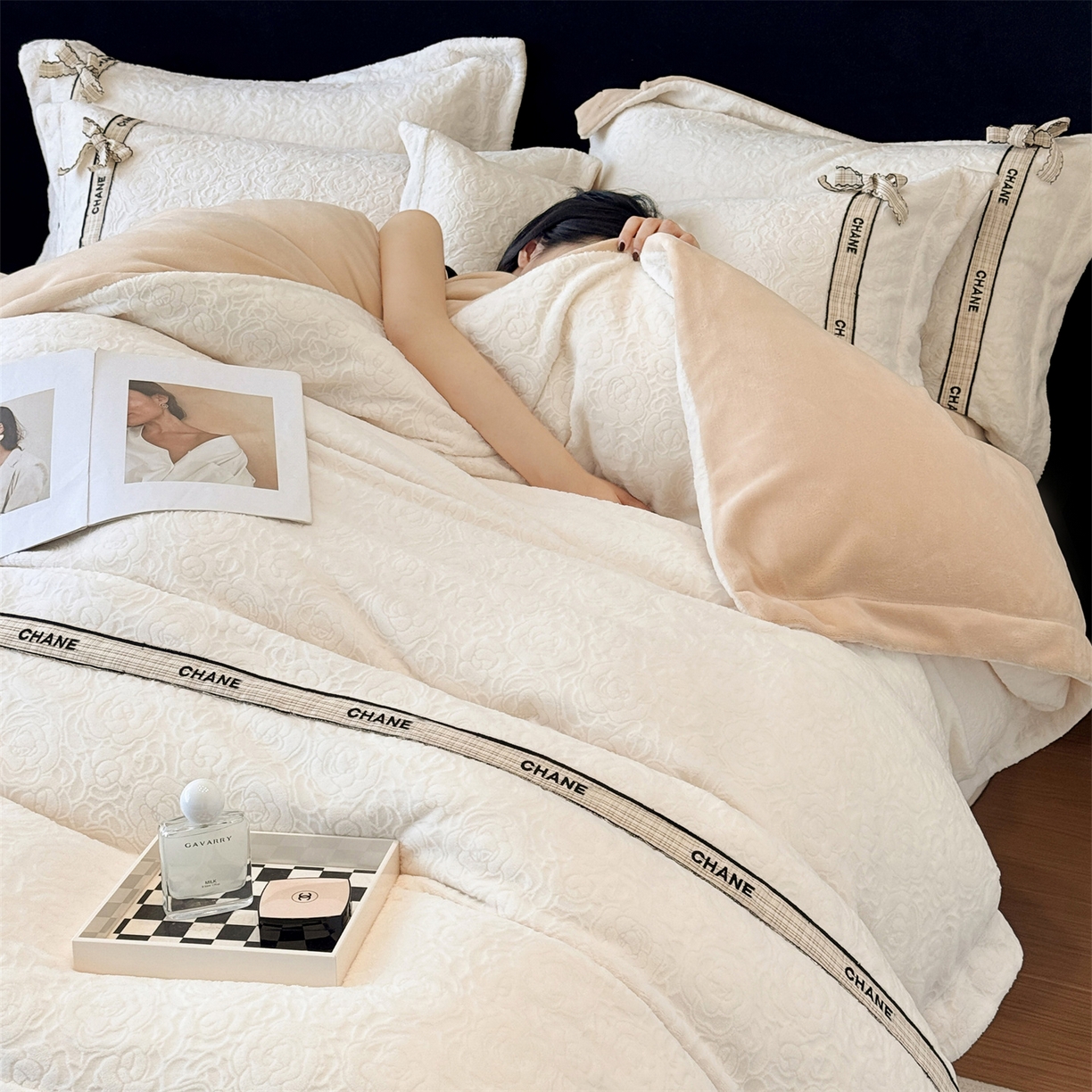 91家纺网 家纺一手货源 找家纺 大米家居 2025新款蝴蝶结丝带230克全消光牛奶绒雕花绒四件套-山茶花影系列 山茶花影-月绒白