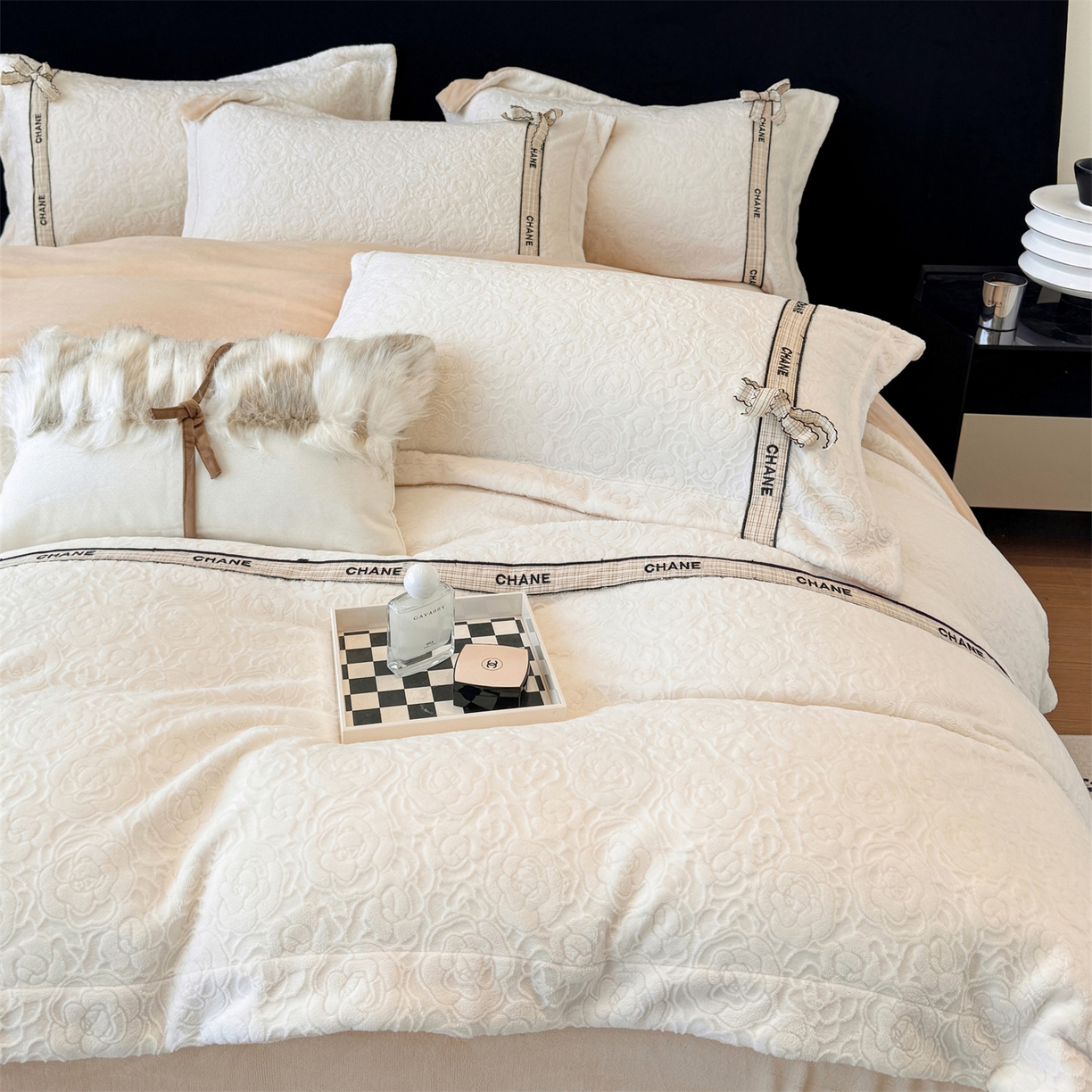 91家纺网 家纺一手货源 找家纺 大米家居 2025新款蝴蝶结丝带230克全消光牛奶绒雕花绒四件套-山茶花影系列 山茶花影-月绒白