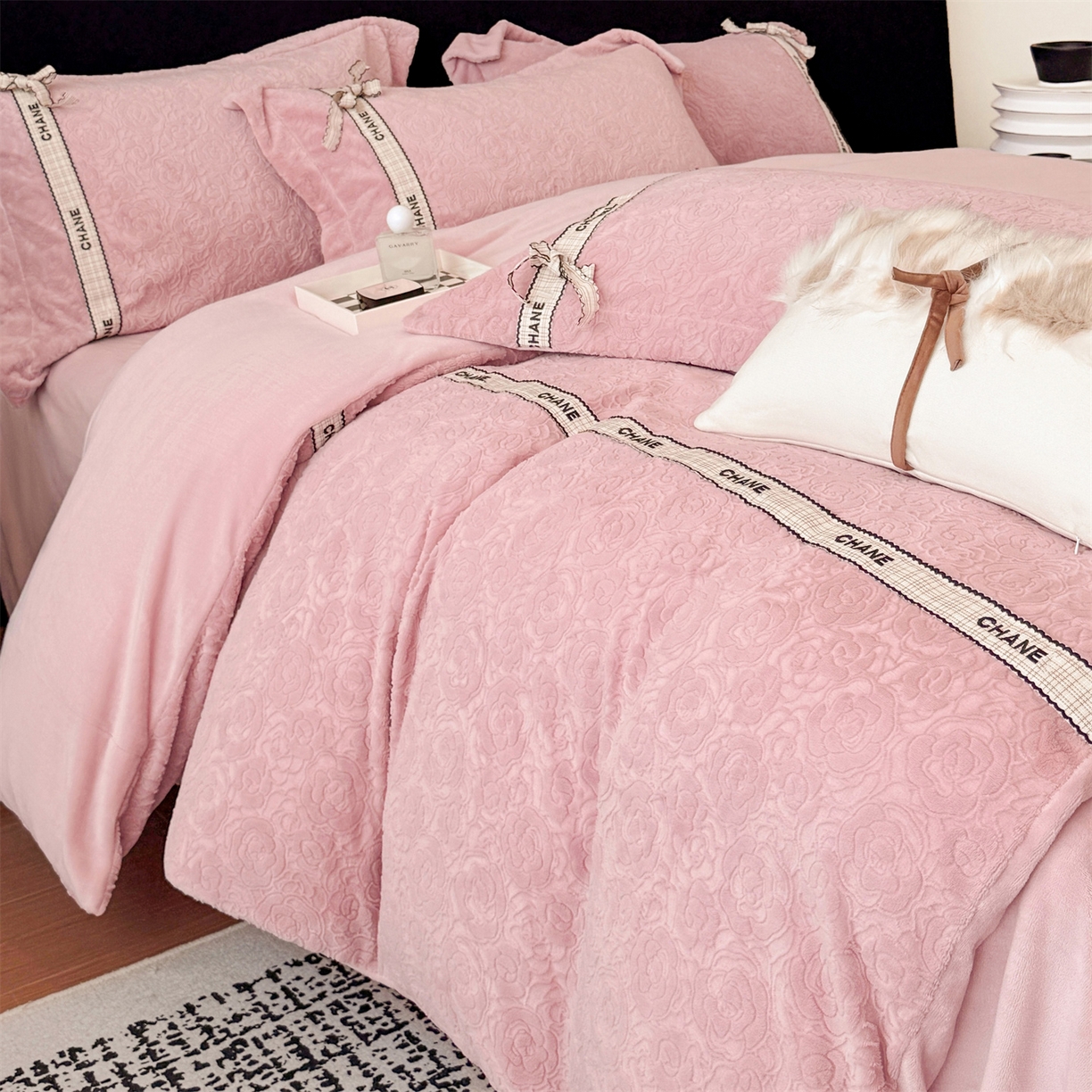 91家纺网 家纺一手货源 找家纺 大米家居 2025新款蝴蝶结丝带230克全消光牛奶绒雕花绒四件套-山茶花影系列 山茶花影-珊瑚粉